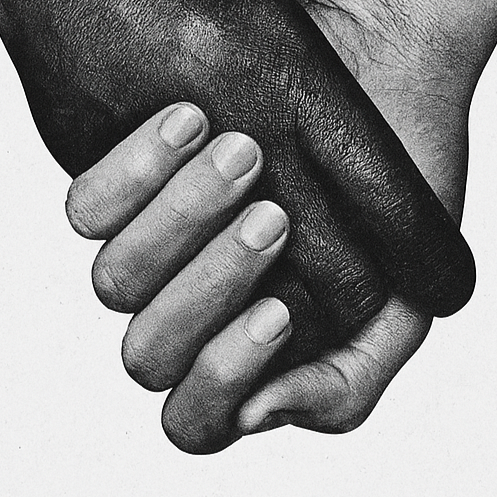 Mains de deux personnes de couleurs différentes qui se tiennent par la paume.