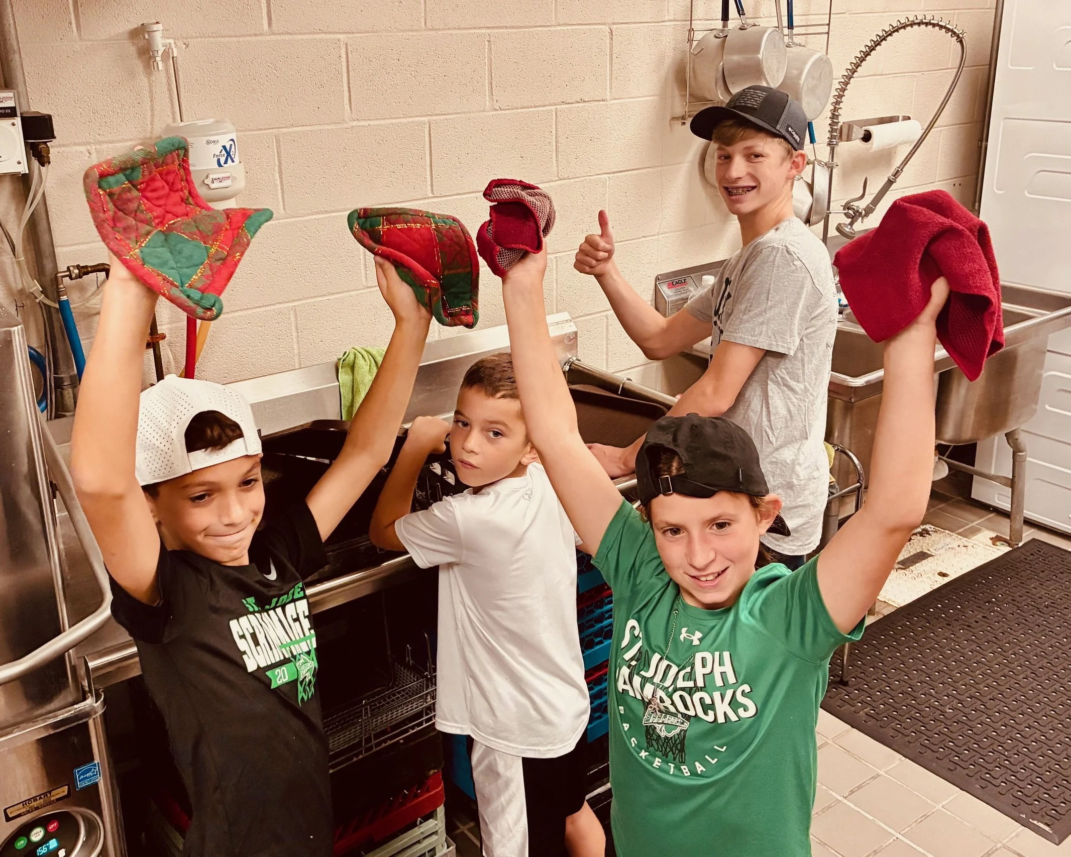SJS student volunteers wash dishes