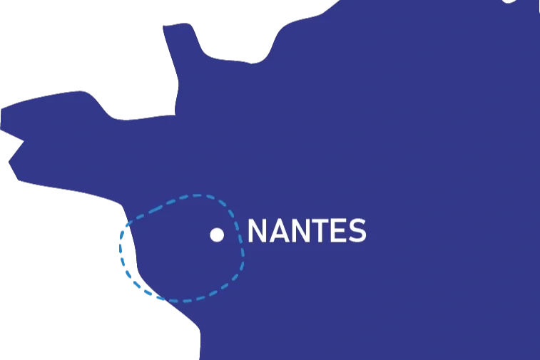 Carte de la région de Nantes en France, avec la ville de Nantes indiquée et entourée d'un cercle délimité par une ligne pointillée.