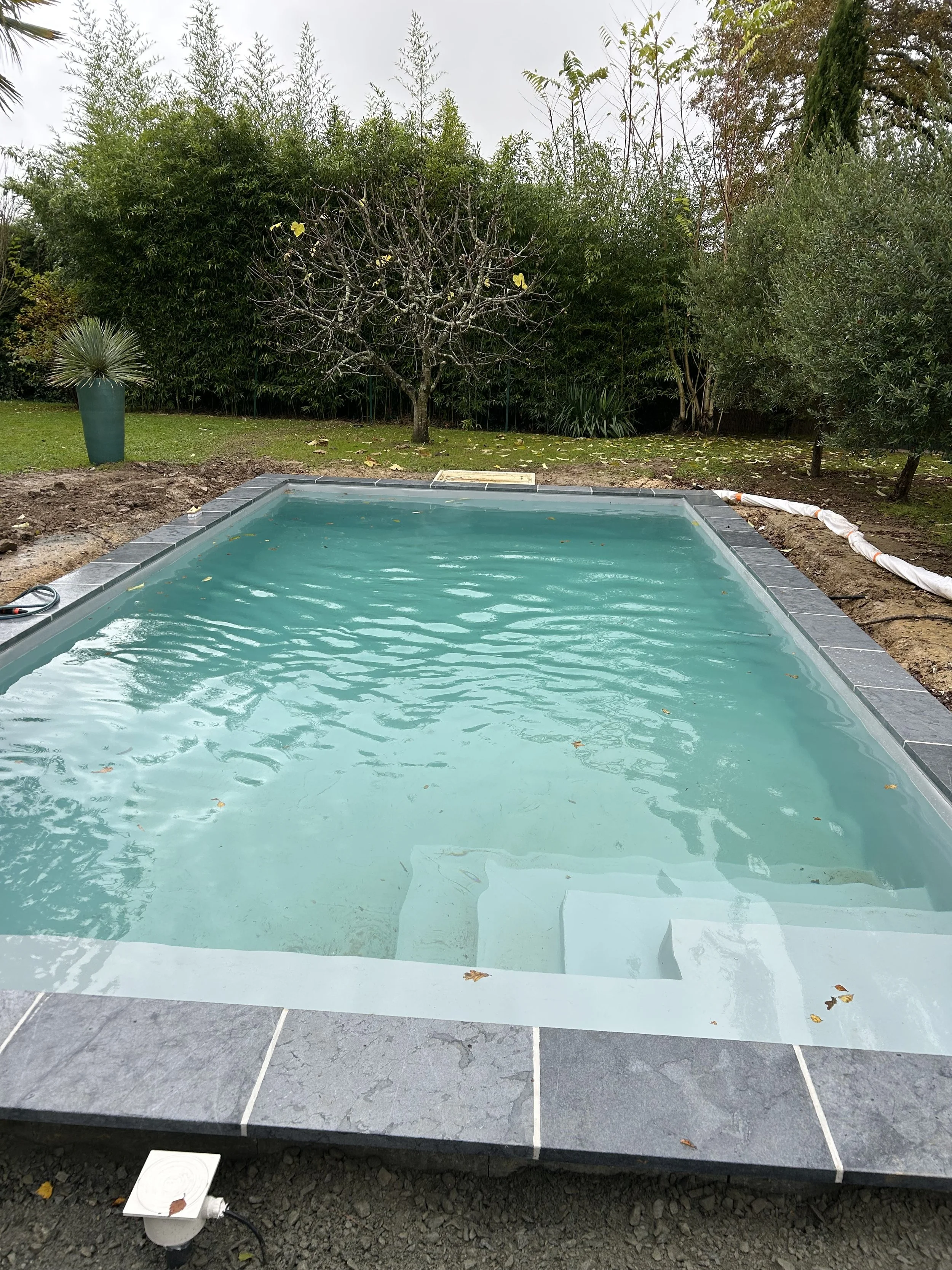 piscine margelles rénovation pvc armé banquette escalier