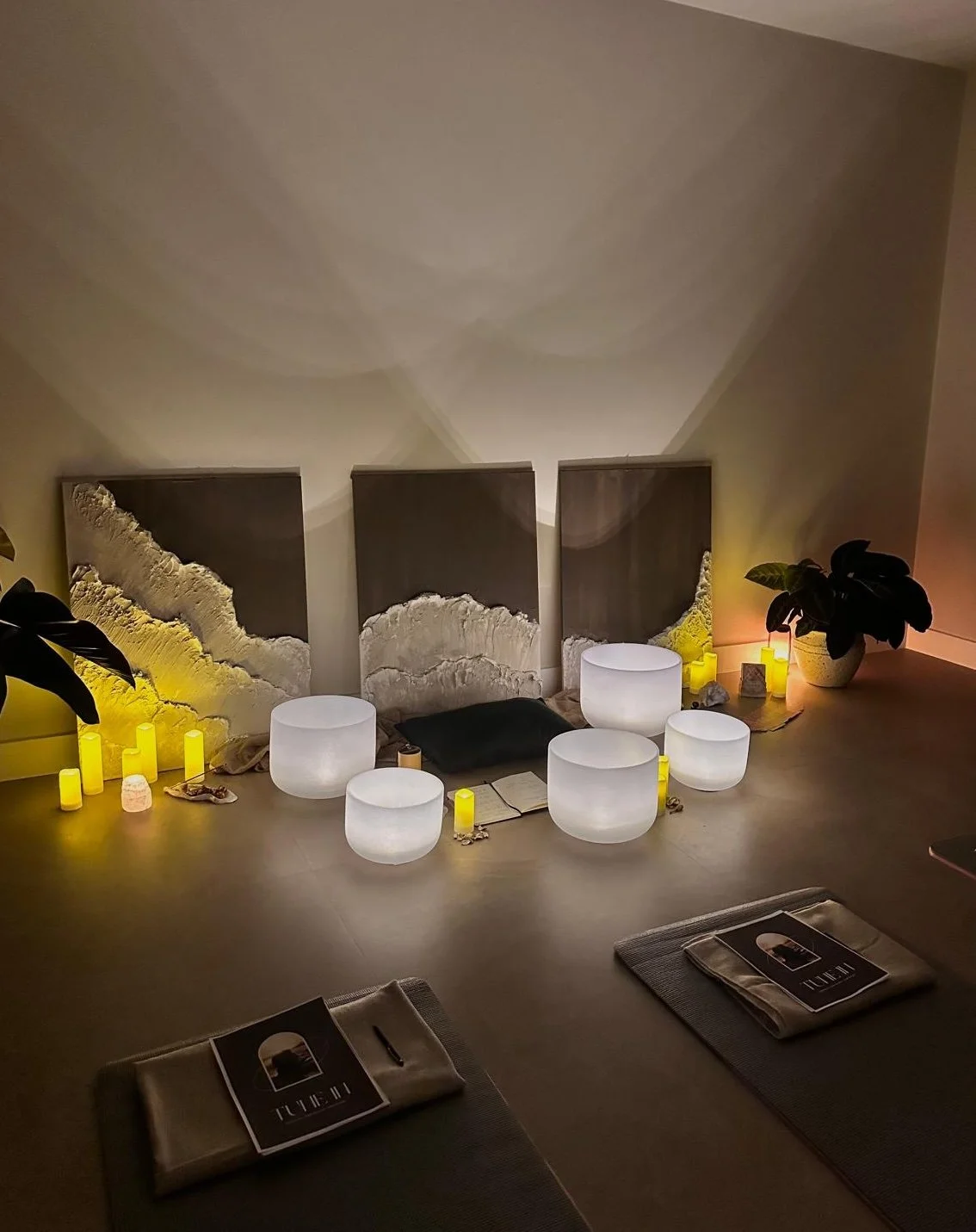 Sound healing space in Rotterdam with crystal singing bowls, candles and meditation setting for intimate cacao sessions.