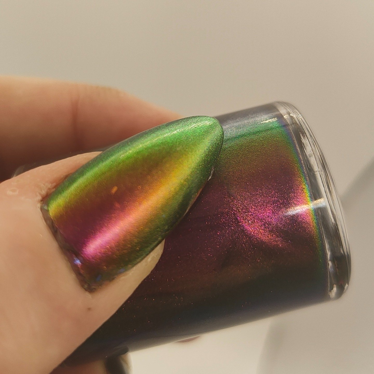 Happy Multichrome Monday. Today's feature is Fanciful Phoenix, a gorgeous shifting green-yellow-red multichrome.
#phantomfurypolish #multichrome #multichromepolish #indiepolish #multichromeaddict