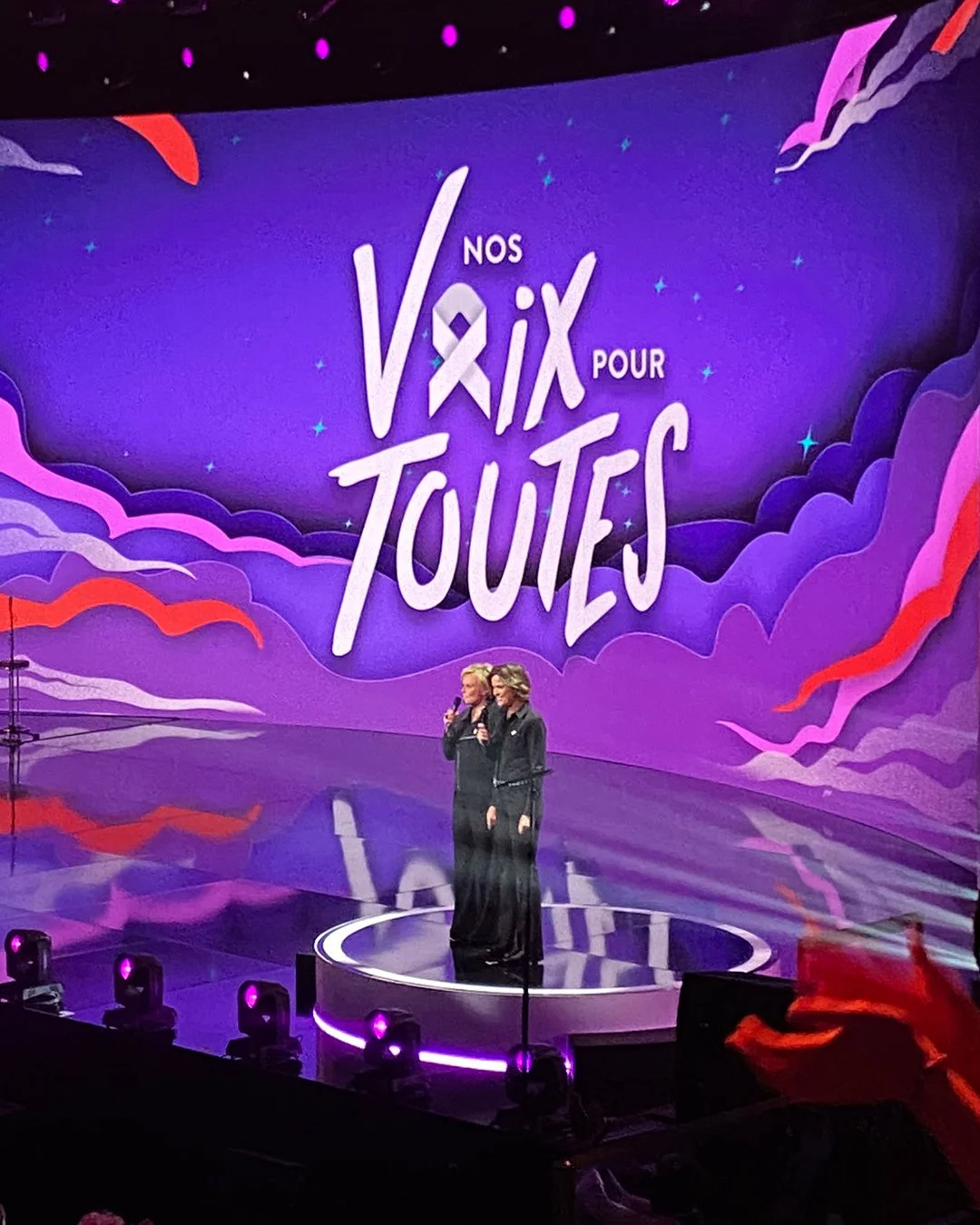 Image du grand show solidaire "Nos Voix Pour Toutes", identité réalisée par l'agence L'ASSOCIÉ