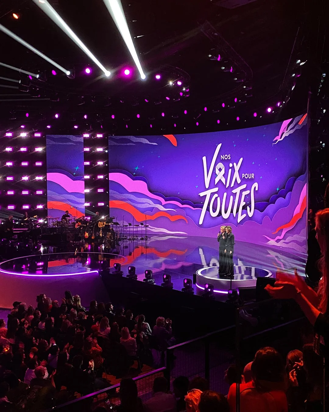 Image du grand show solidaire "Nos Voix Pour Toutes", identité réalisée par l'agence L'ASSOCIÉ