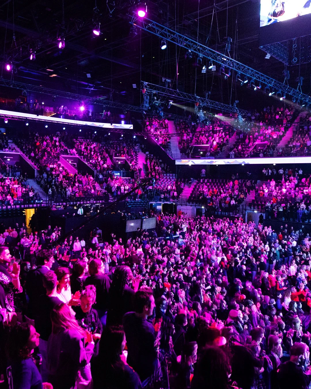 Image du grand show solidaire "Nos Voix Pour Toutes", identité réalisée par l'agence L'ASSOCIÉ