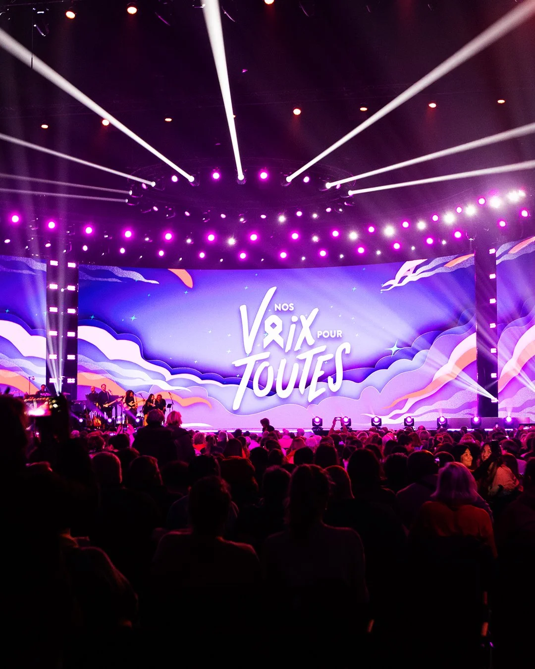 Image du grand show solidaire "Nos Voix Pour Toutes", identité réalisée par l'agence L'ASSOCIÉ