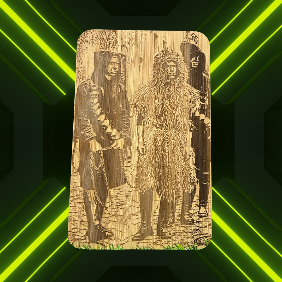 Riproduzione in legno di tre persone, una con cappello di paglia, un'altra con abiti eccentrici e pelliccia, e una donna con cappello in ombra.