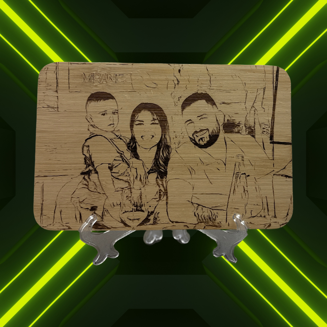 Base in legno incisa con una famiglia di tre persone sorridenti, due adulti e un bambino, su sfondo futuristico con luci verdi.