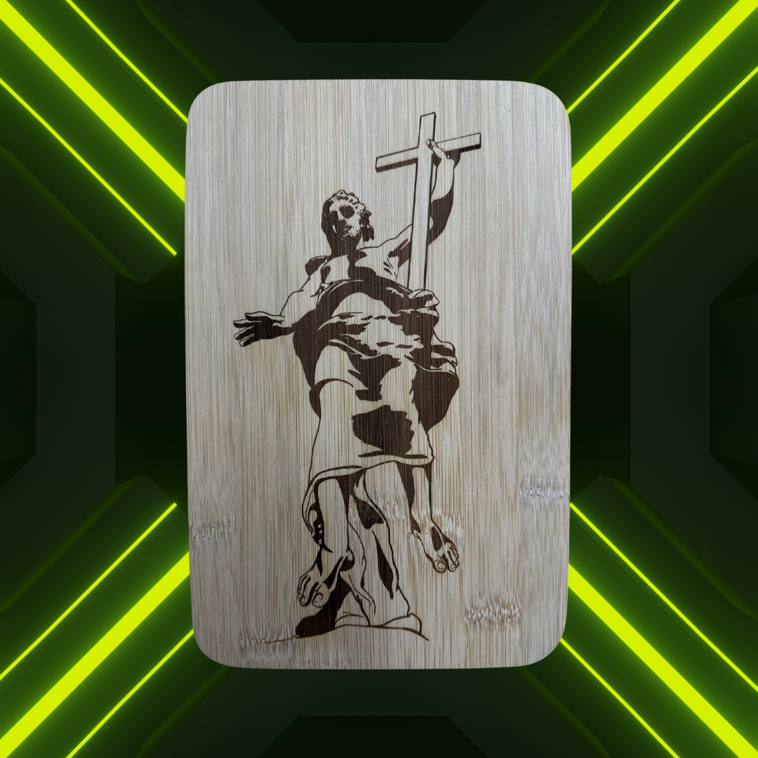 Scultura di Gesù Cristo crocifisso ritagliata su un pezzo di legno