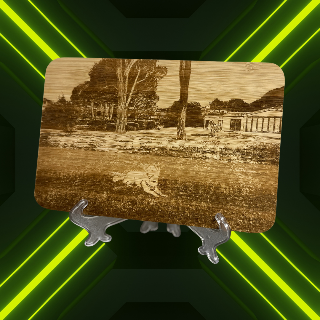 Immagine di un quadro in legno che raffigura un paesaggio con alberi, una casa e un cane, su un supporto.