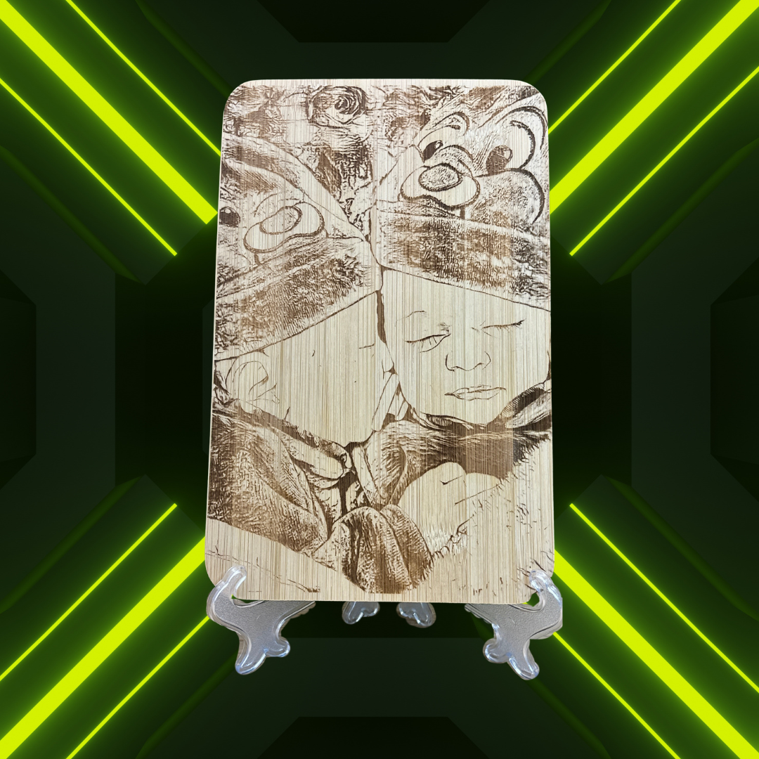 Immagine di un quadro in legno che raffigura due bambini che si baciano, con uno sfondo di luci al neon verdi.
