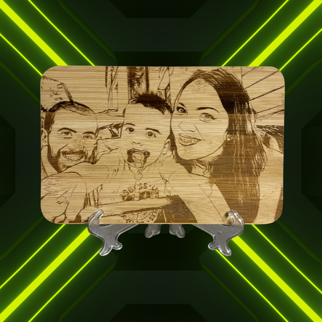 Piatto in legno inciso con un'immagine di una famiglia felice, composta da un uomo, una donna e un bambino, su uno sfondo futuristico con luci verdi