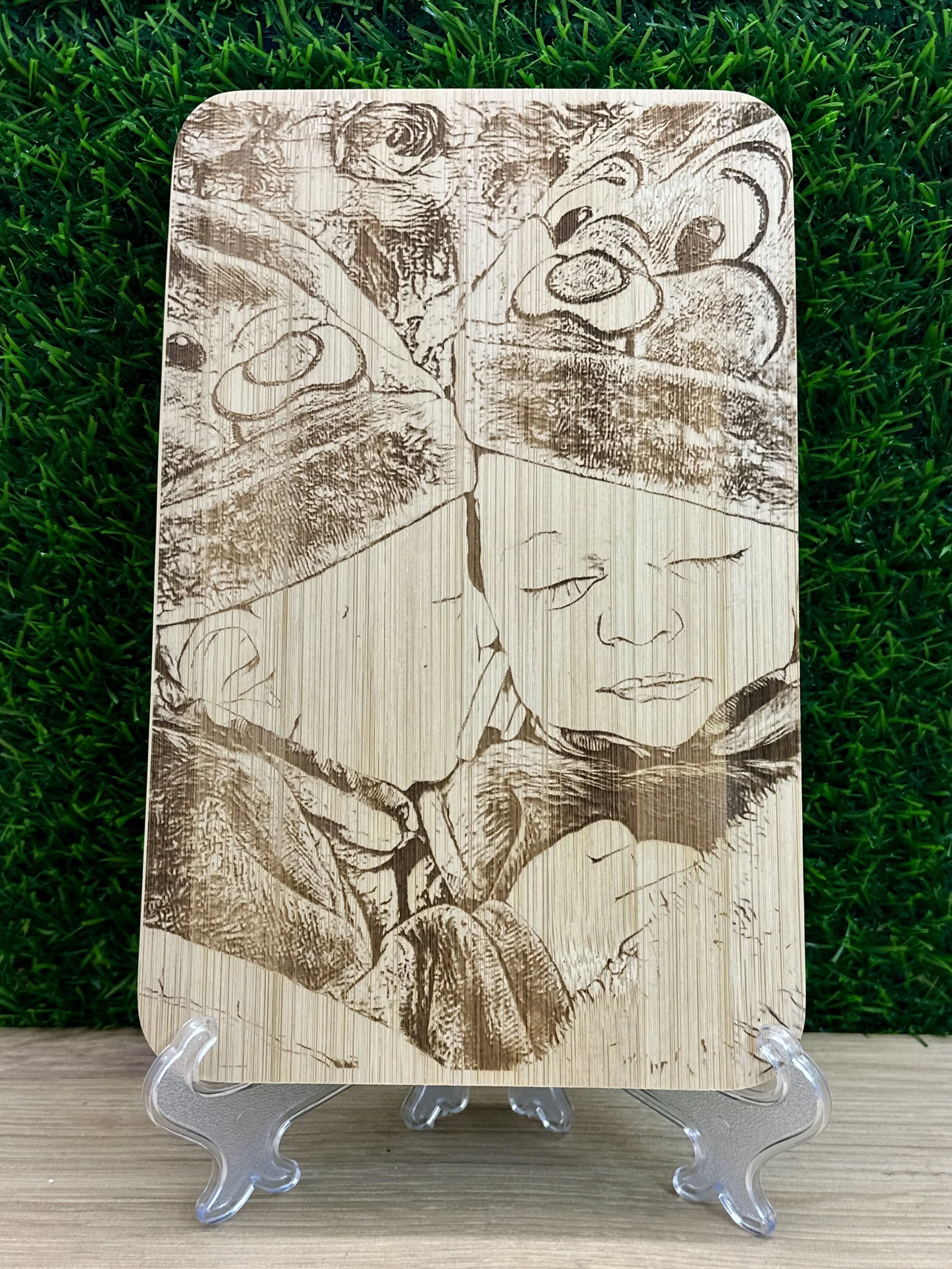 Piastrella di legno intagliata con l'immagine di due bambini con le mani unite, ritratto realizzato con incisione.