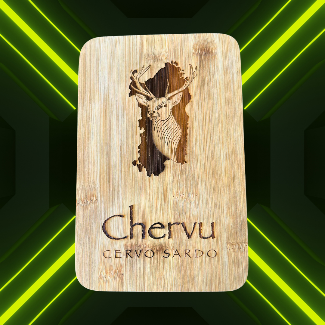 Logo di legno con immagine di un cervo e il testo 'Chervu, Cervo Sardo'