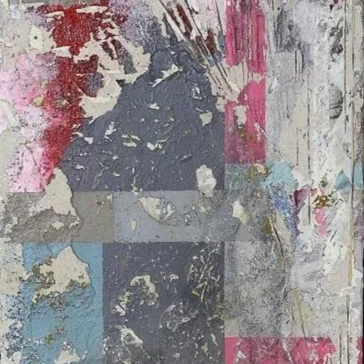 Arte abstrata com cores vermelha, rosa, azul, preto, branco e cinza, com textura de tinta.