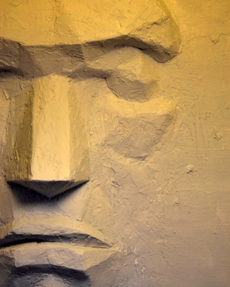Detalhe de um quadro com escultura de relevo com foco em parte do rosto, obra da série humans. Autor LU.S