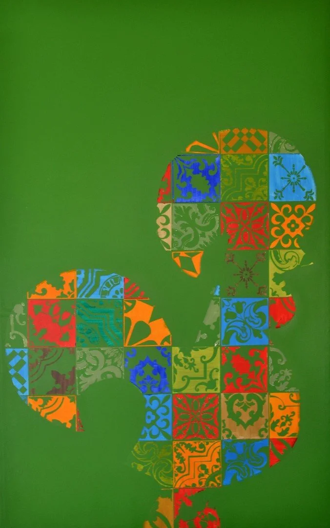 Galo de Barcelos estilizado, formado por quadrados coloridos com padrões de azulejos, sobre fundo verde. Autor LU.S