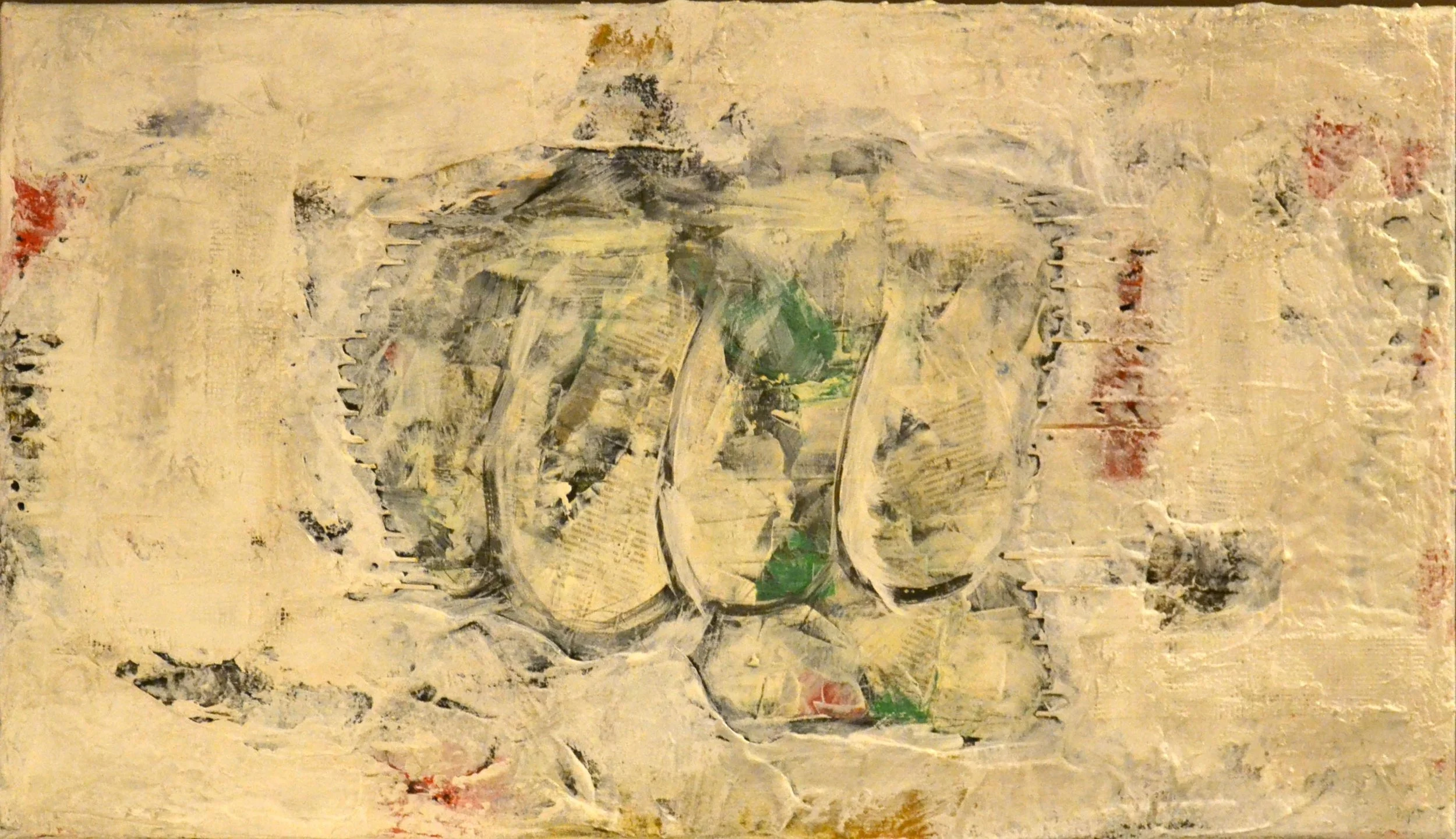 Pintura abstrata com textura espessa, predominância de cores creme, com detalhes em preto, verde e vermelho, formando formas orgânicas e linhas soltas