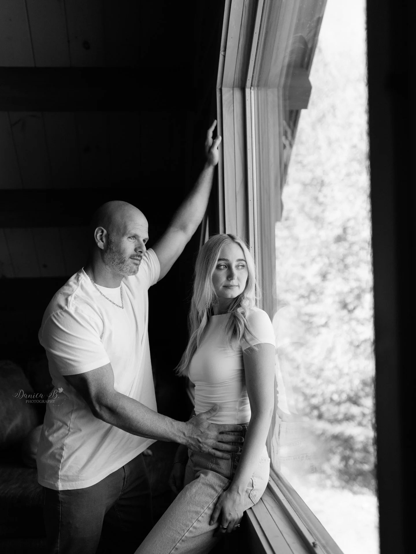 Absolutely obsessed with how our family photos turned out ⛰️✨📷 🐕 

Thank you @danicabphoto for capturing these memories so beautifully and for coming all the way to our Airbnb! We couldn&rsquo;t have asked for a better experience or more perfect ph
