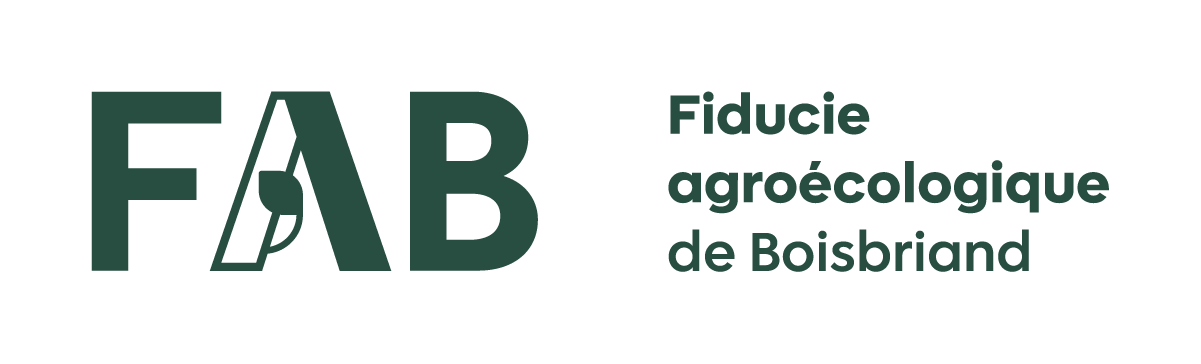 Logo de la Fiducie agroécologique de Boisbrand, avec les lettres F, A, B stylisées. Le pictogram de la feuille virgule de l'Avant-Champ est intégrer dans le A.