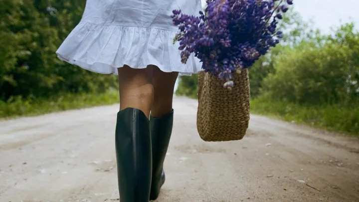 Enjoy your Sunday with a visual of our newest 💜Lavender Luxor💜 available soon! These glows promote healing and relaxation 🧘🏽&zwj;♀️😌 

#lavenderluxor #lavendercandle #spacandle #madeinpnw #itsthegoldengoddess