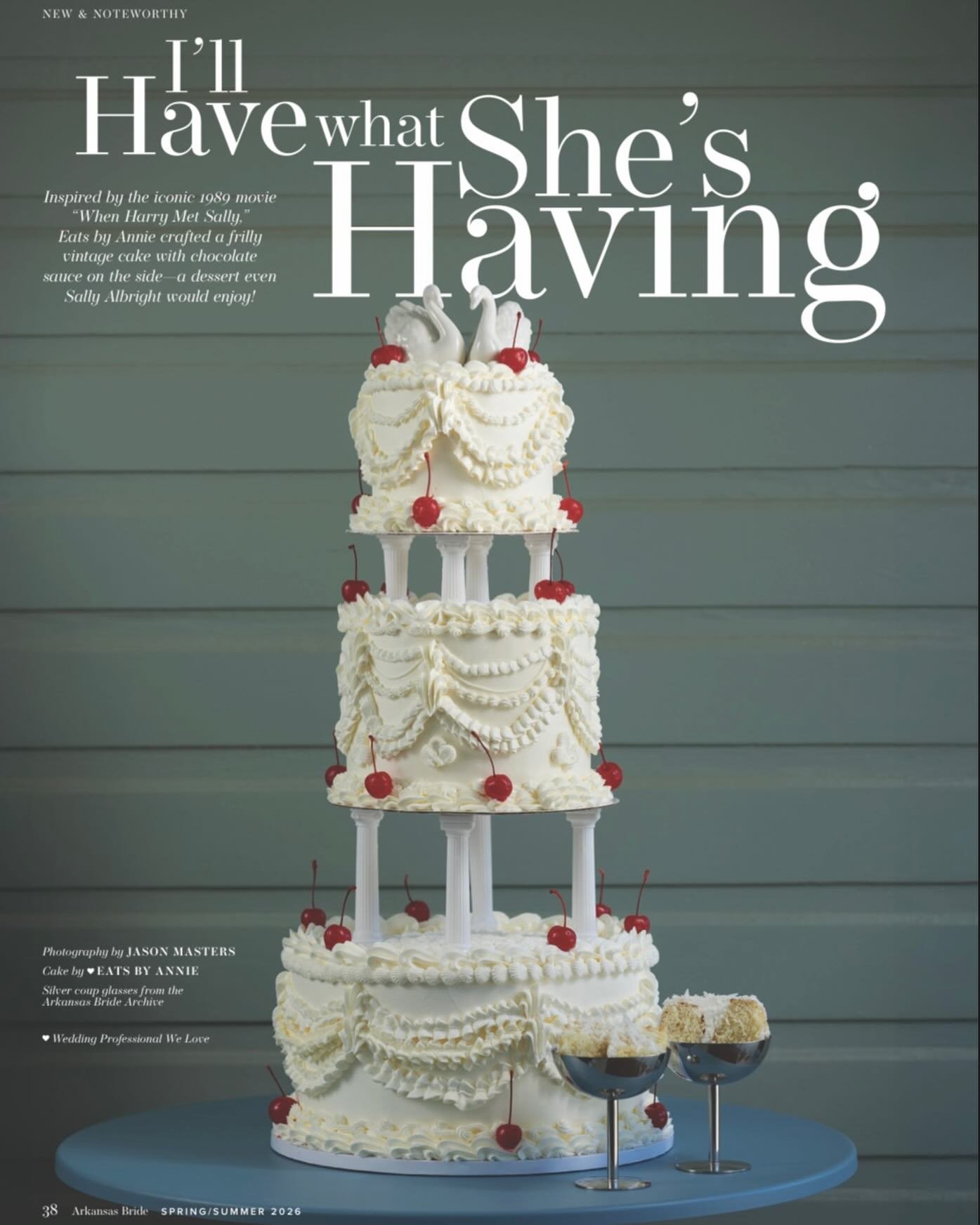 Where nostalgia meets romance ✨ a wedding cake inspired by one of cinema&rsquo;s most iconic love stories, When Harry Met Sally.

2025 is the year I officially stepped into the wedding industry, and collabing with @arkansasbride for the Spring/Summer