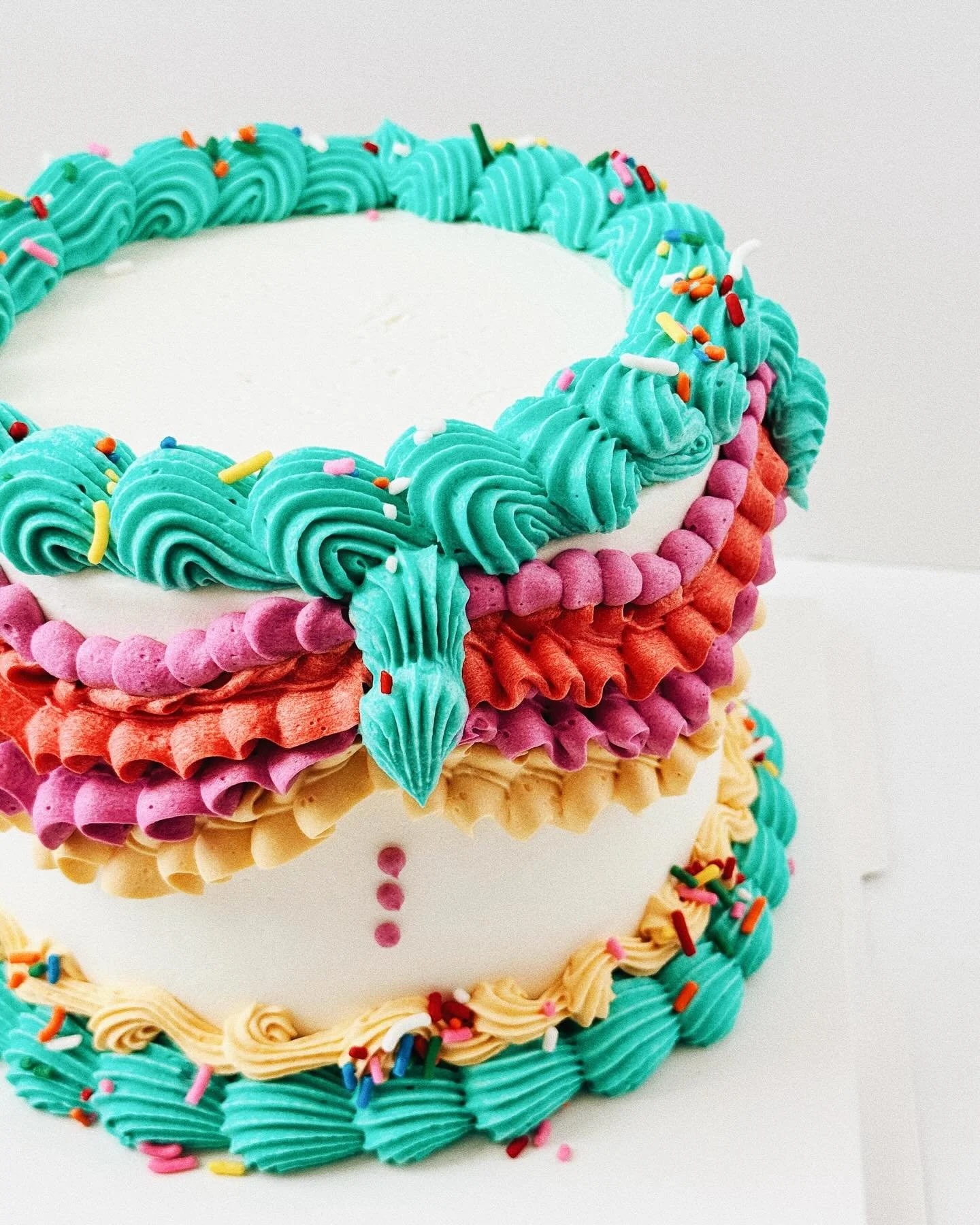 The cutest @akimbomusical themed cake for @waltonartscenter ☺️🌈 go get your tickets!!! 

#nwabakery #cake #cakedecoration #cakedecorating #homebaker