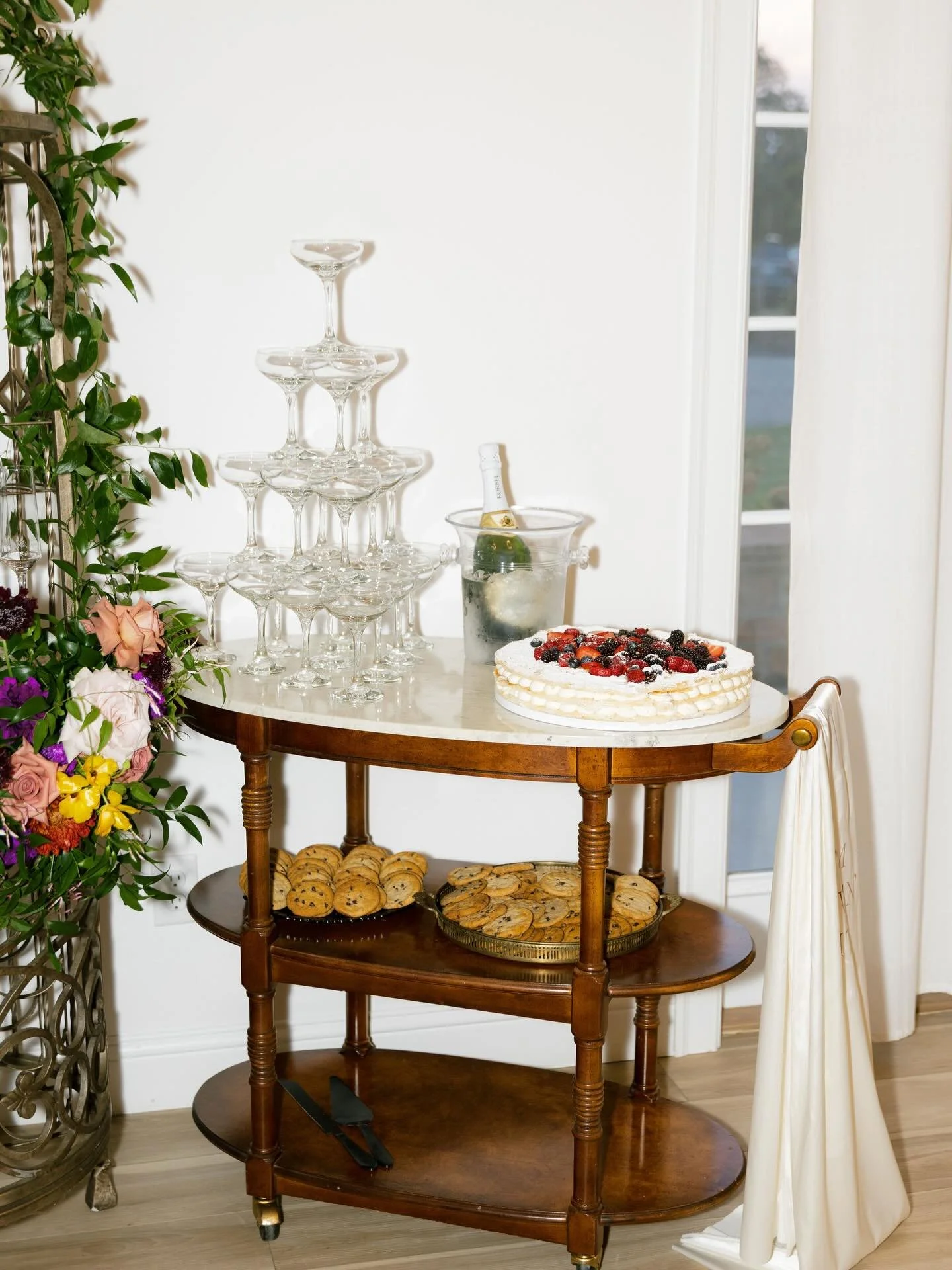 A millefolgie next to a champagne tower?? What a dream 😍 

Vendors: 
Venue: @fairhavenatthevineyards
Planner: @kdtbrides
Florals: @fleurish___
Photography &amp; Videography: @by_courtneypaige &amp; @thepowersphoto
Content Creation: @by_courtneypaige