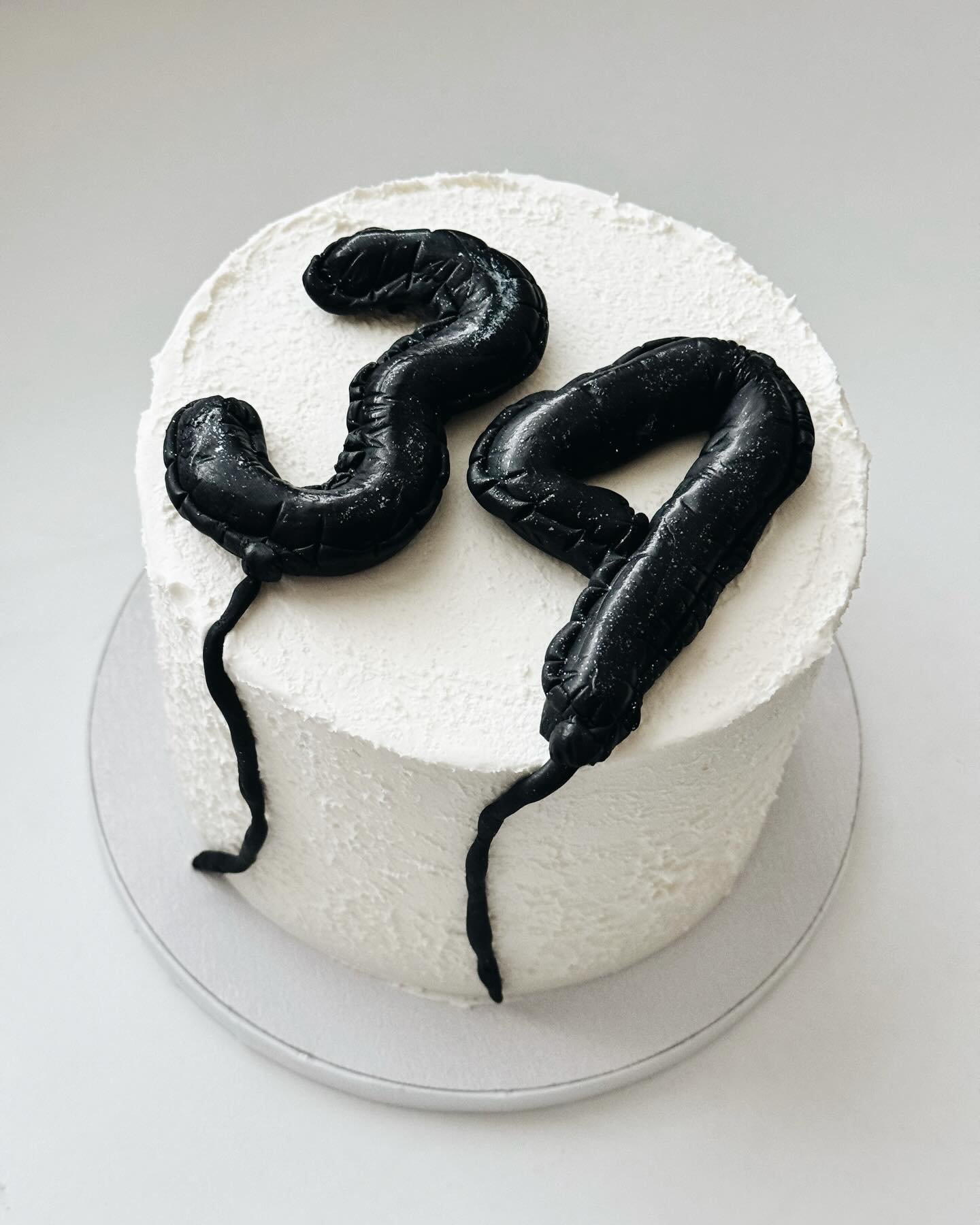 I loveeee a good textured cake 🖤

#cake #cakedecorating #baker #homebaker #homebakery