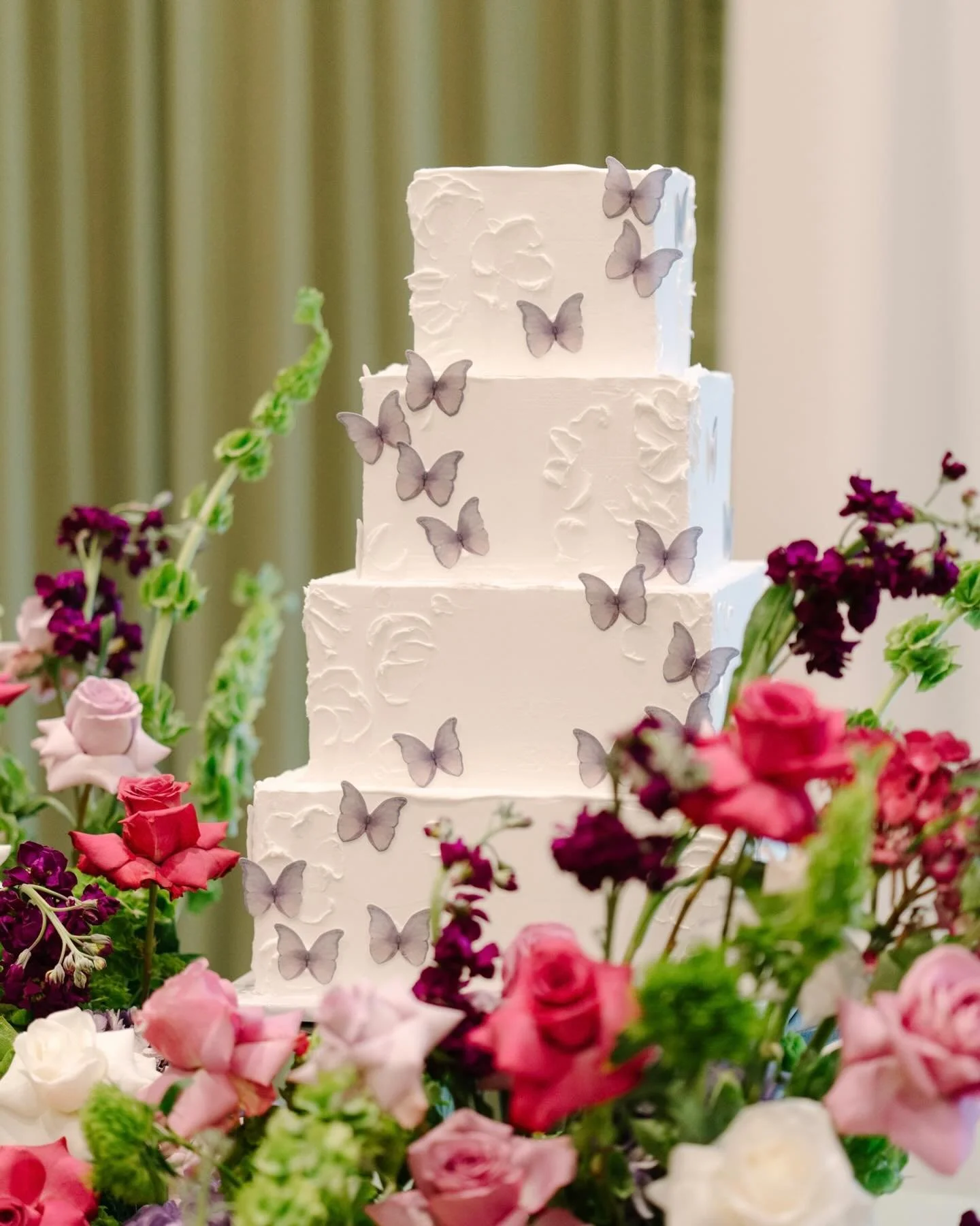 A cake from the secret garden- soft florals, hidden details, texture you can feel 💜 ✨

Vendor team: 
Planner: @addisonturnerevents 
Florals: @darling_blooms 
Venue: @thegrandws 
Photography: @thevillarphotoco 
Accents: @accentsbyovation 
Rentals: @a