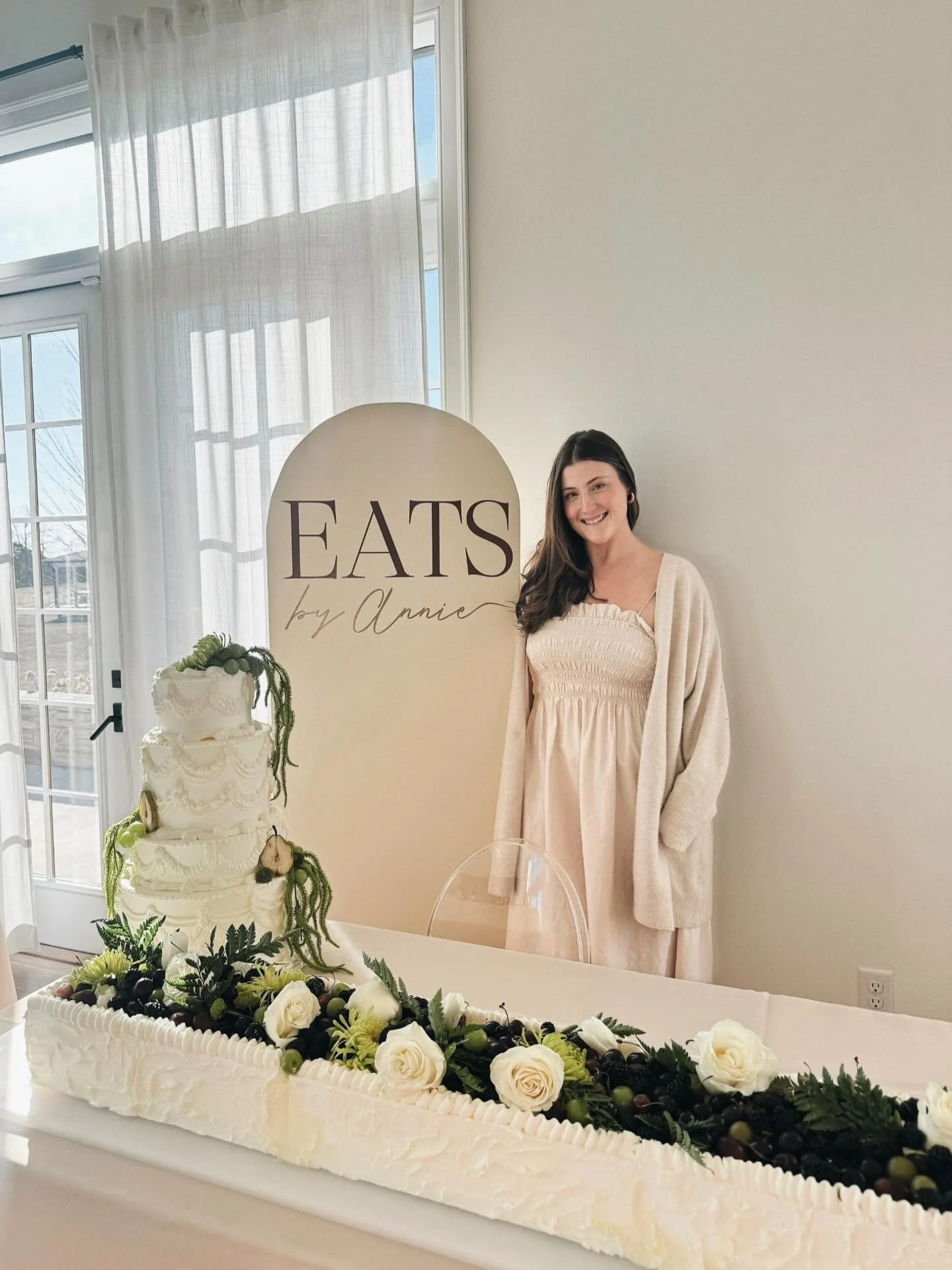 The vineyard cakes of my dreams ✨✨ always so much fun spending time with such incredible vendors around the community! Thank you @fairhavenatthevineyards for having me 🤍

Signage: @moderndetails_nwa 
Venue: @fairhavenatthevineyards 

#nwaweddings #w