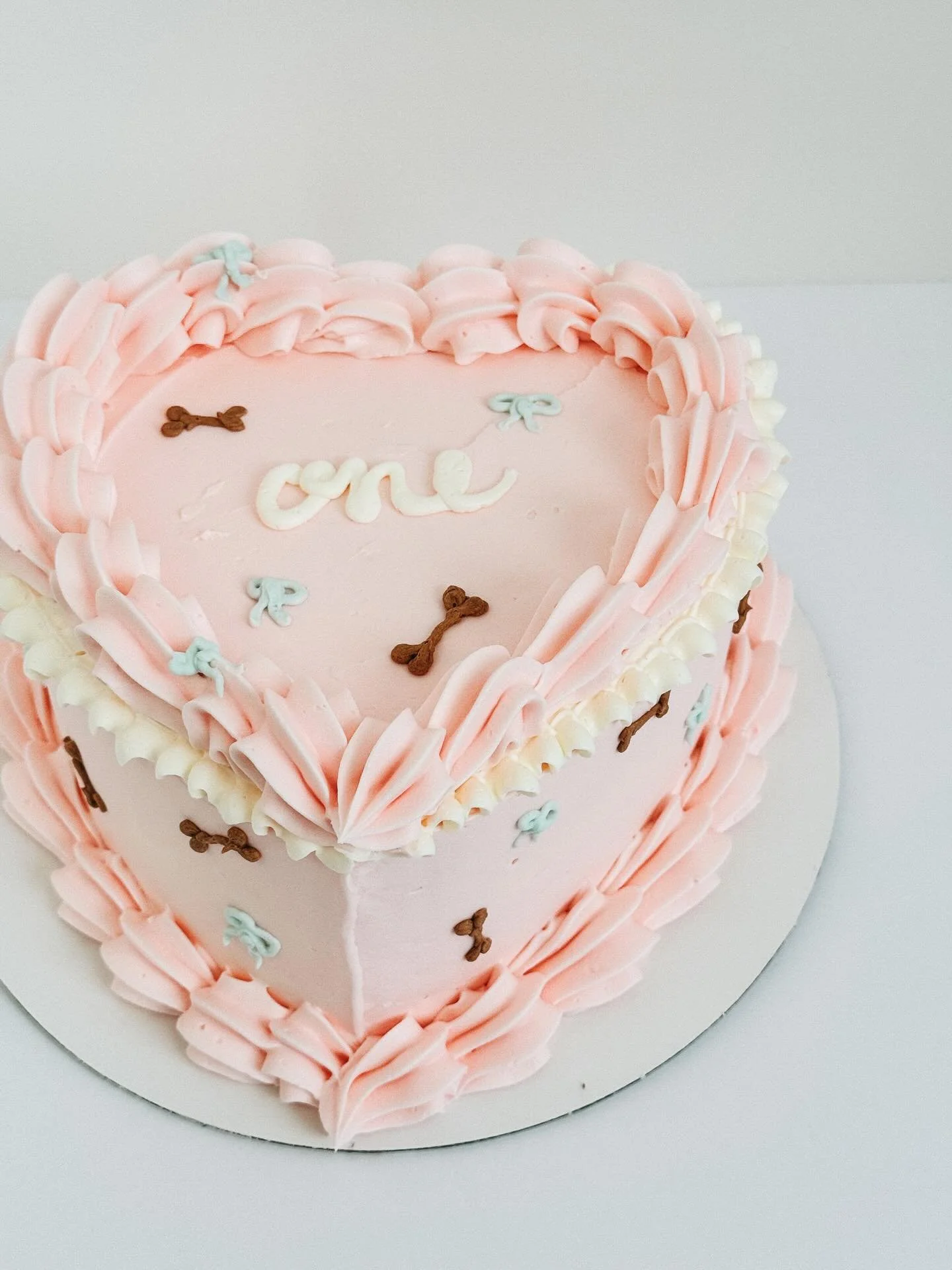 Cutest little &ldquo;puppy love&rdquo; cake set 🐶🤍

#cake #cakes #birthdaycake #nwabakery #homebaker