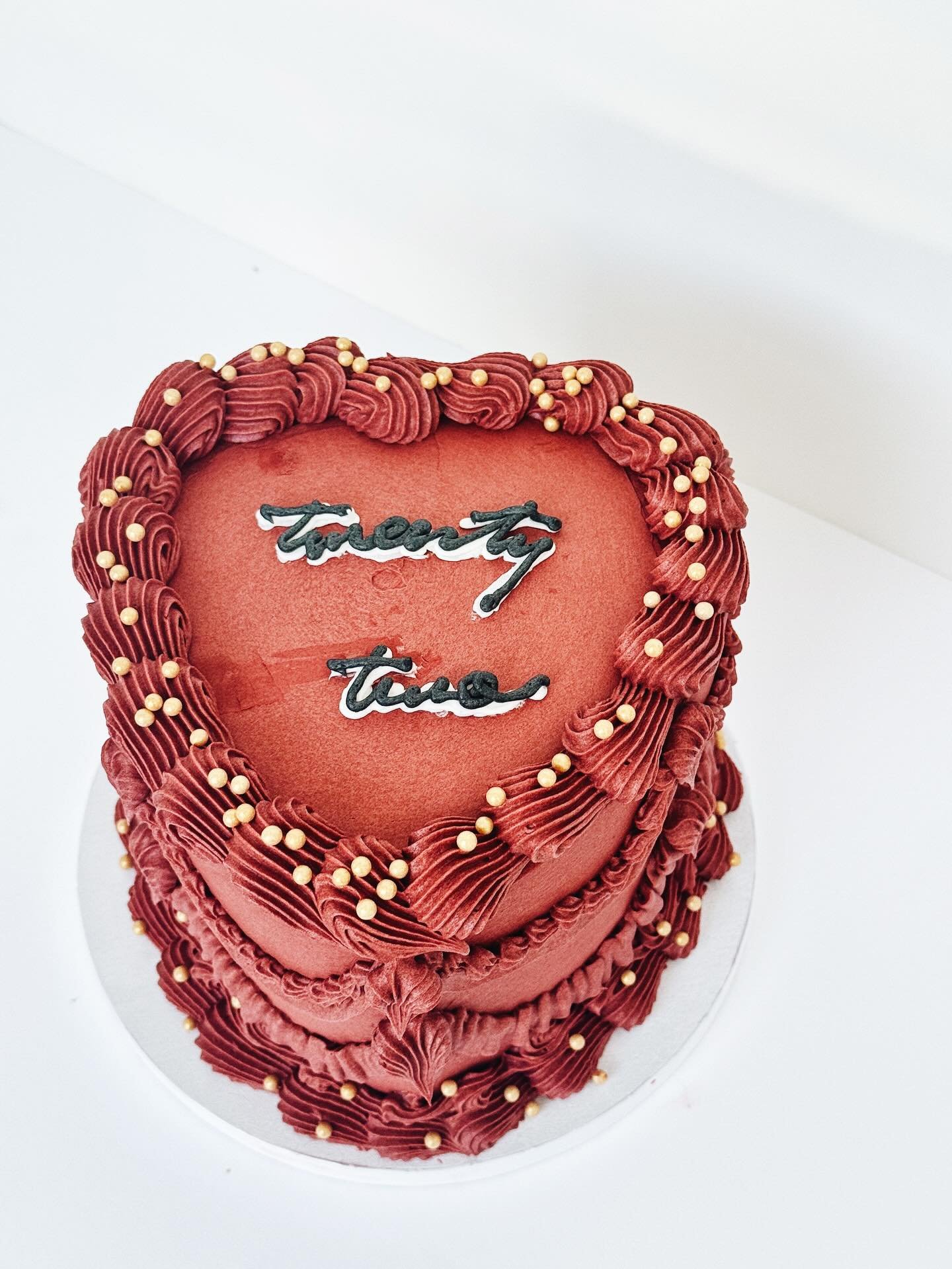 Feeling twenty twooooo ✨

#bakery #cake #nwa #vintagecake #homebaker