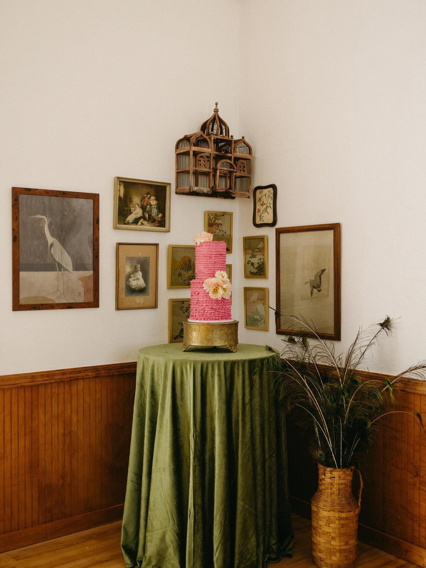 A boho romance ✨ruffled layers, playful contrasts, and delicate florals that feel like they belong in a storybook. And I can&rsquo;t wait to show you more!! 

Vendor list:
Planning and design @stardustweddingsnwa
Florals @maizeys.florals
Photo @eliza