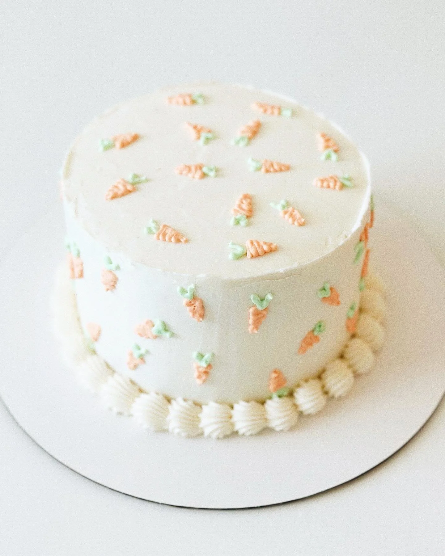 The cutest little cake with mini carrots 🥕 perfect for Easter festivities!! 

#cake #cakedecorating #easter #homebaker