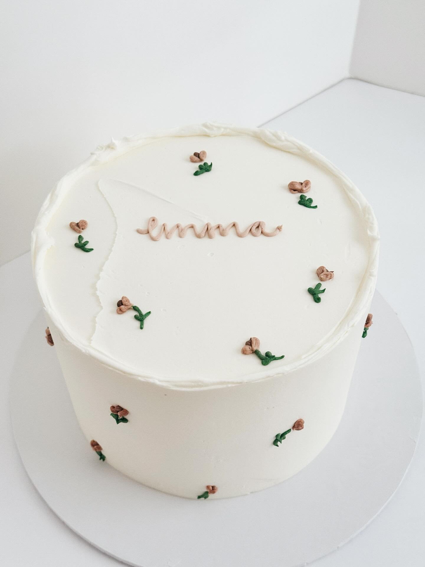 Spring is here &amp; this dainty floral cake is a favorite 💐

#homebaker #cake #flowercake