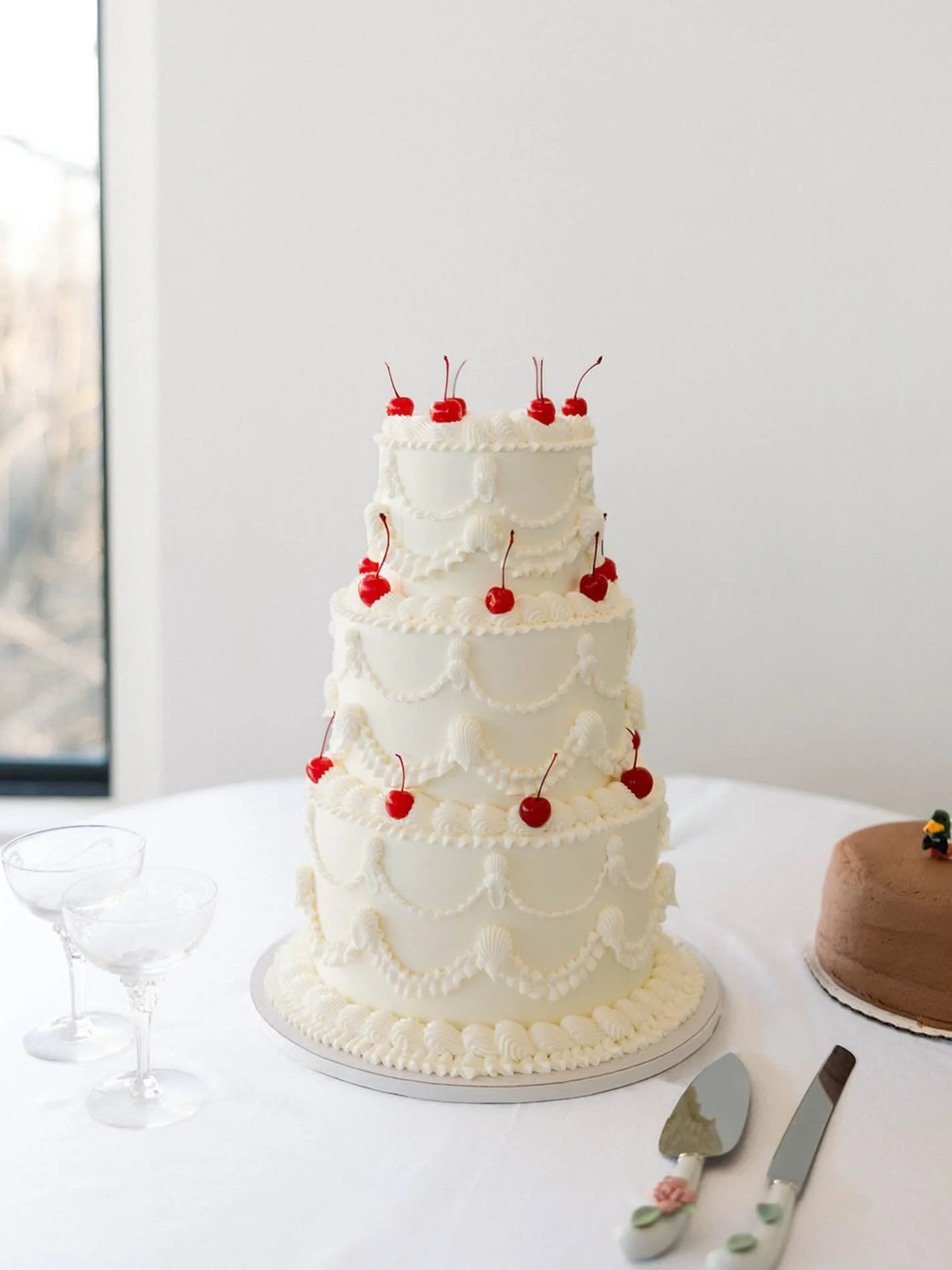 Quite obsessed with the classy elegance of this one 😍

Paige &amp; Jonathan&rsquo;s wedding was one for the books! 

Vendor team: 
Coordinator: @lucytownsendevents 
Venue: @osagehouse 
Florals: @darling_blooms 
Video: @hhcreate_ 
Photo: @mlipetskaph