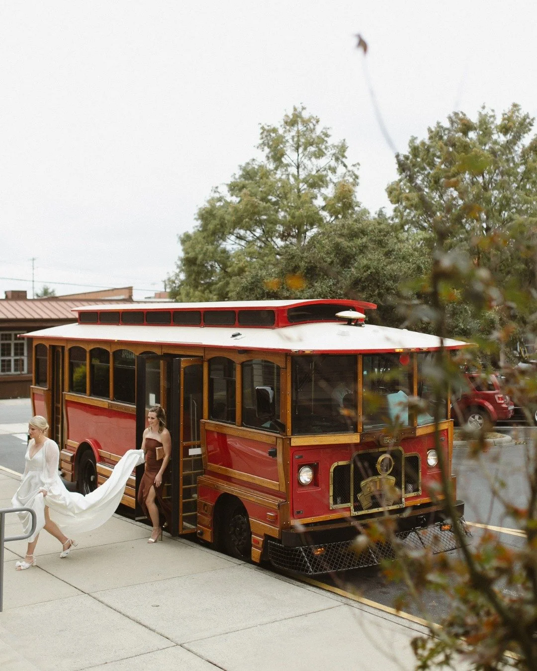When your wedding day starts with a trolley full of friends, you know it&rsquo;s going to be one to remember. 🎉✨ Uptown portraits never looked so good&mdash;cheers to Leah &amp; Will!

Planning + Design: @honeythymeevents
Venue: @terrace_atcedarhill