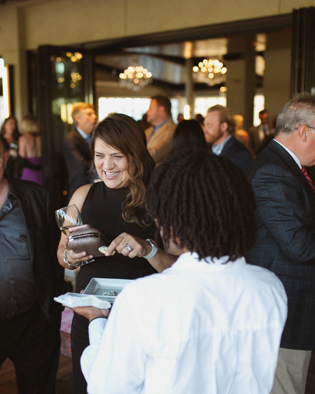 Cocktail hour with a view 🥂 Our covered patio offers the best of both worlds&mdash;open-air ambiance flow and skyline views of Uptown Charlotte. The perfect setting to sip, celebrate, &amp; soak it all in. 

Planning + Design: @honeythymeevents 
Ven