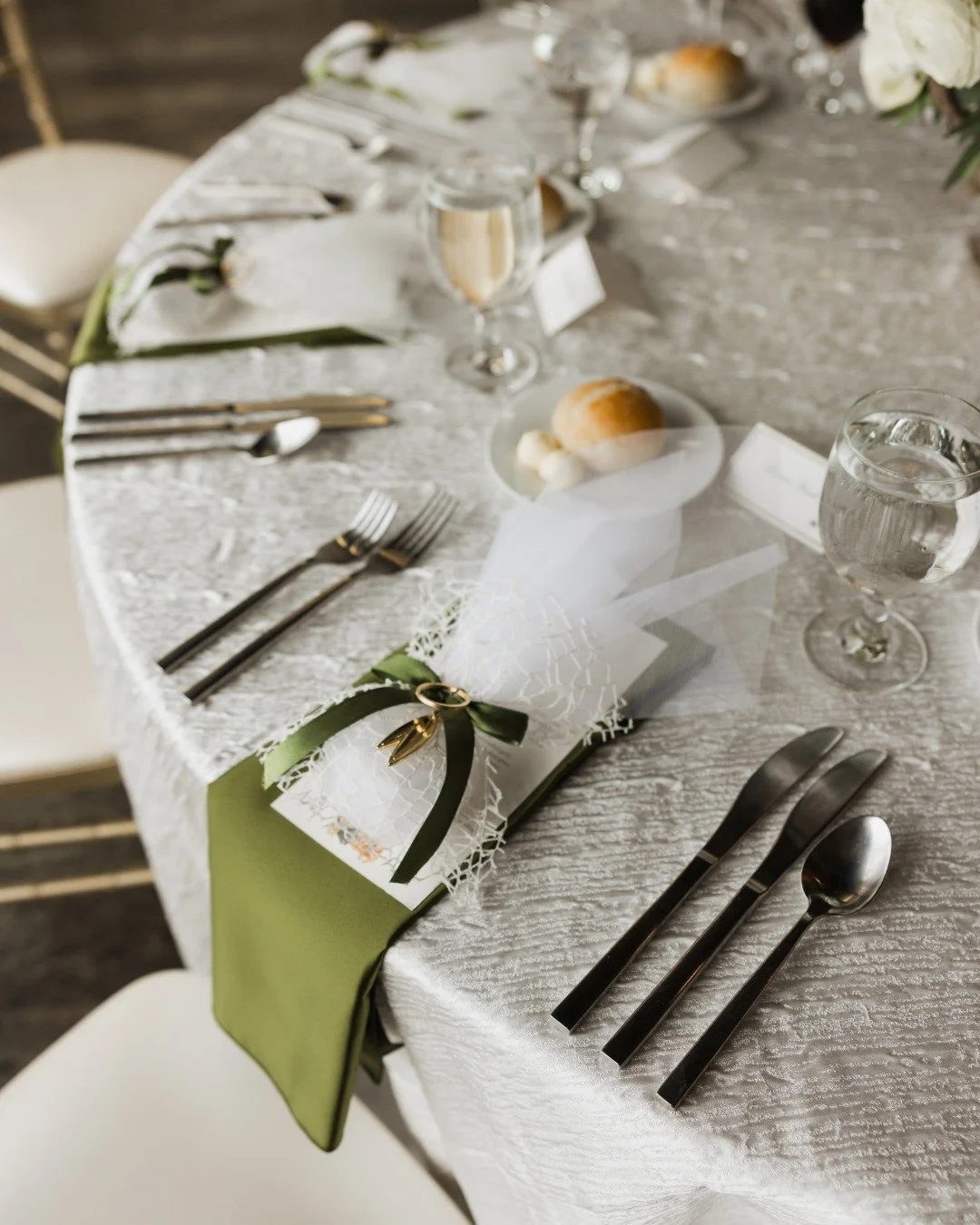 A tablescape is never just a centerpiece &mdash; it&rsquo;s a story told through details. From the fold of your napkin to the stationery suite to the curated mix of tabletop pieces, every element plays a part in bringing your vision to life. ✨

@thin