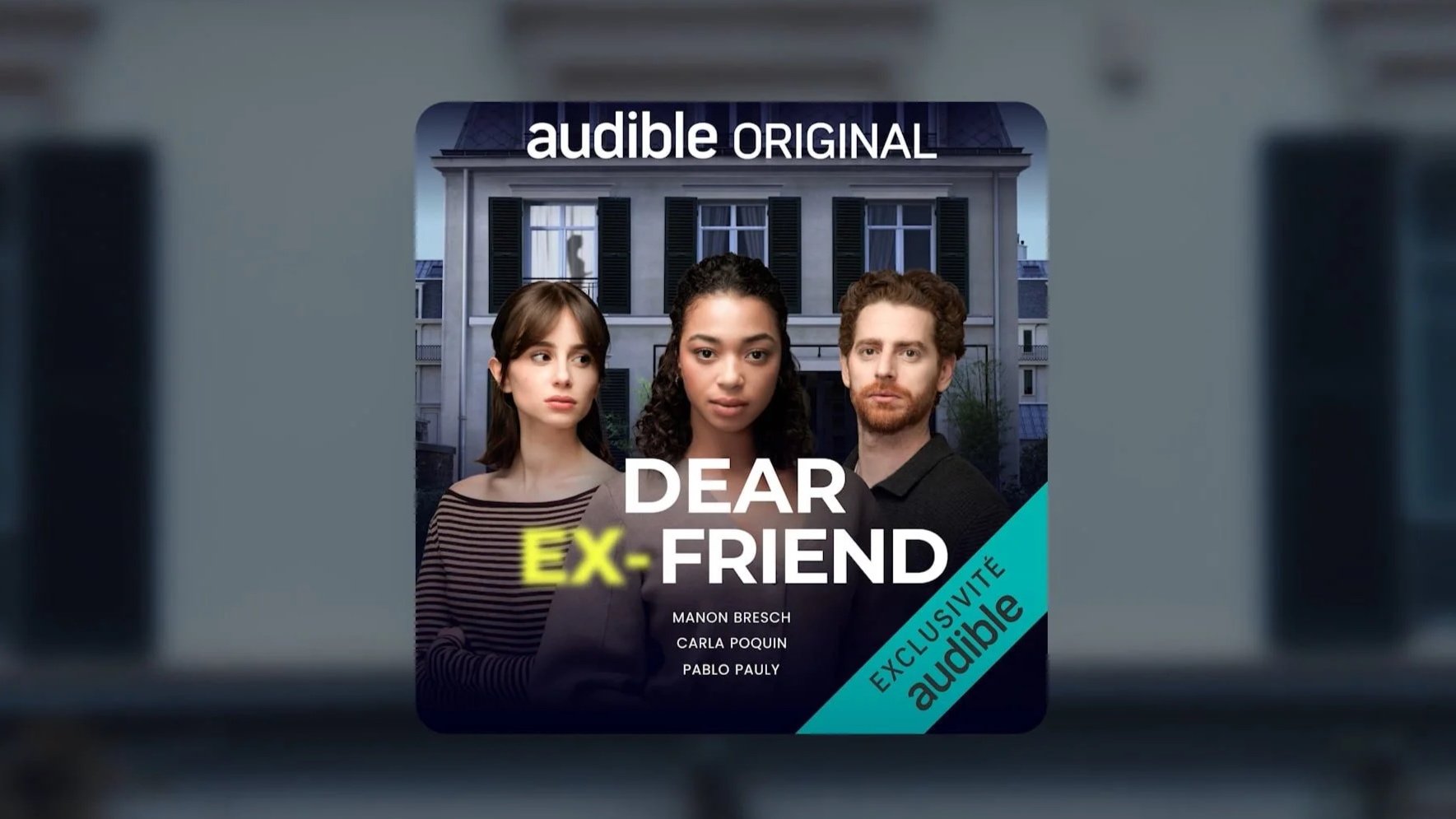 Affiche promotionnelle pour une série originale d'audible intitulée "Dear Ex-Friend" avec trois jeunes adultes, deux femmes et un homme, devant un immeuble résidentiel, avec le logo audible en haut et un bandeau bleu en bas indiquant une exclusivité audible.