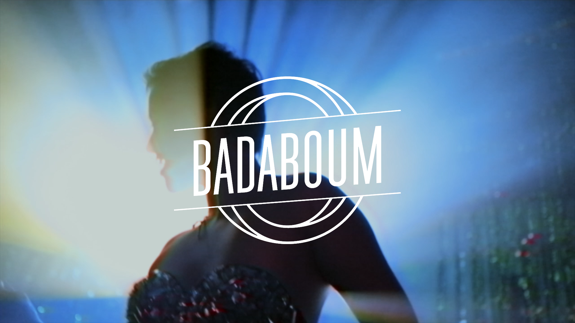 Silhouette d'une femme en arrière-plan avec la lumière émanant d'une source derrière elle, logo 'Badraboum' en surimpression.