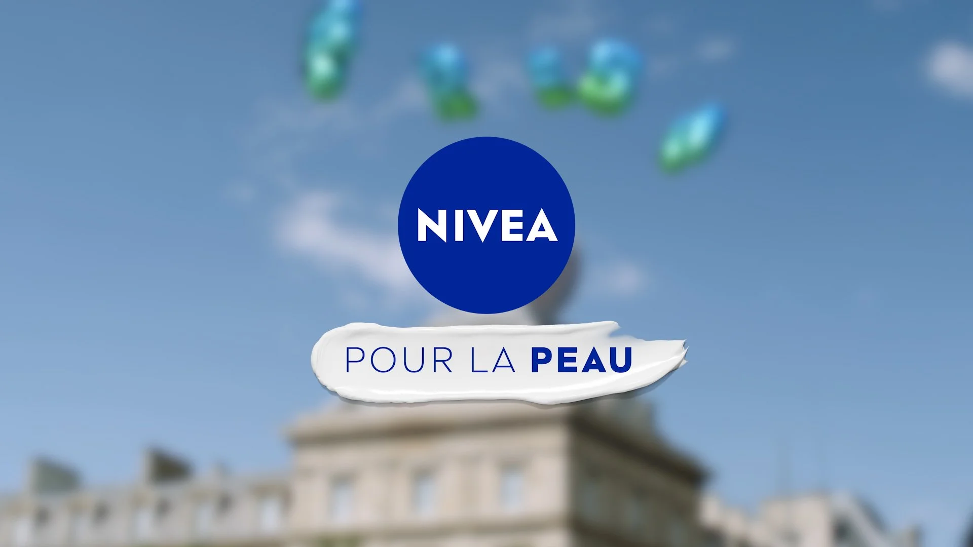 Publicité pour une crème NIVEA avec la mention 'Pour la peau' sur un fond de ciel bleu avec des nuages et des ballons.