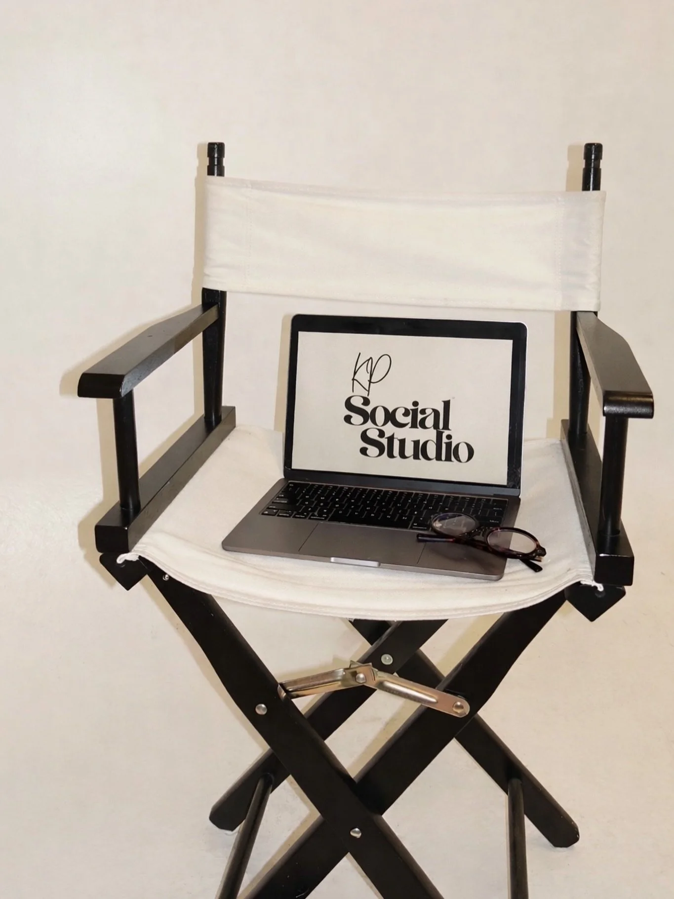 Just sitting here planning your next post💭✨

#kpsocialstudio #socialmediamanagement #socialmediamarketing #houstonbusiness #marketing