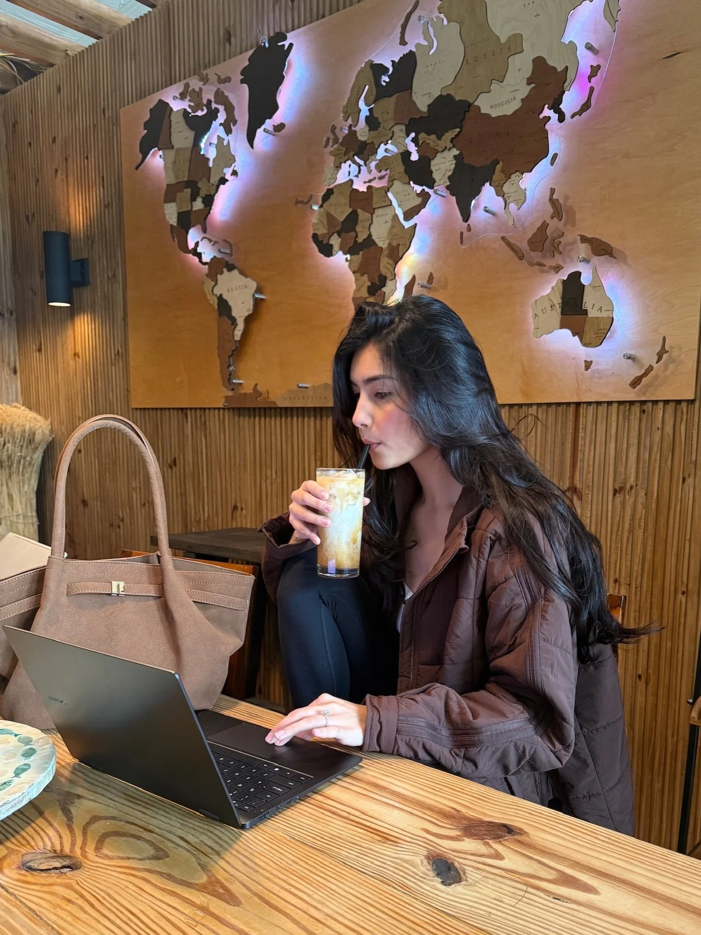 sitting here planning your next Instagram post &amp; staying warm and cute in my @shopathluna while doing it☕️🧸💻🥐

☕️- @manna_bakeries😍

#athluna #shopathluna #socialmediamanagement #coffeedate #socialmediahelp