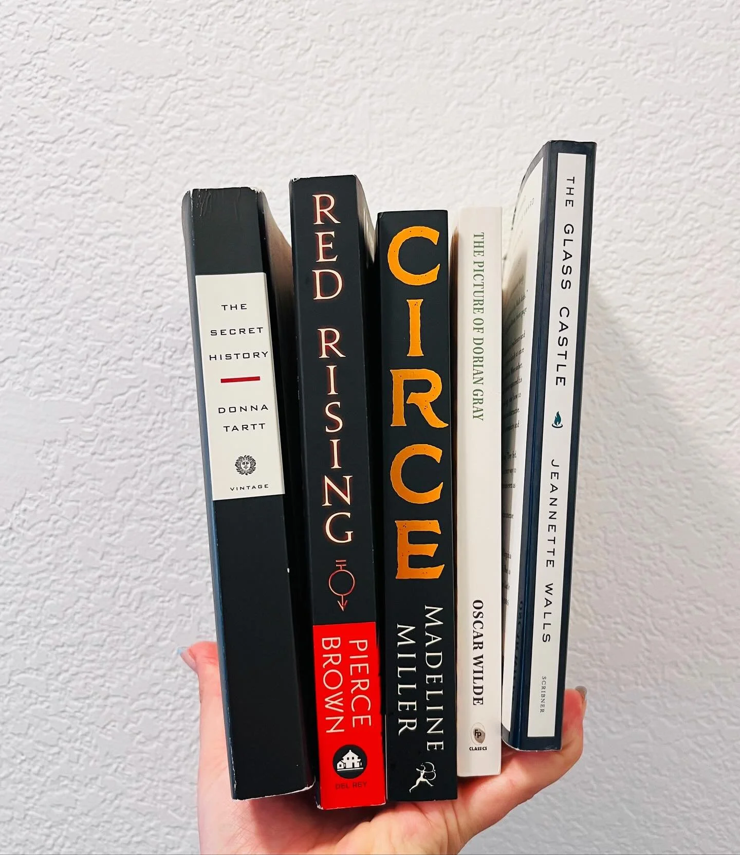 Checkout my newest post ✨📖

https://www.coffeetablereads.com/topics
&bull;Growing up, my on-off relationship with reading boiled down to not one but many issues. Can I focus long enough to get through a page or two without checking my phone or think