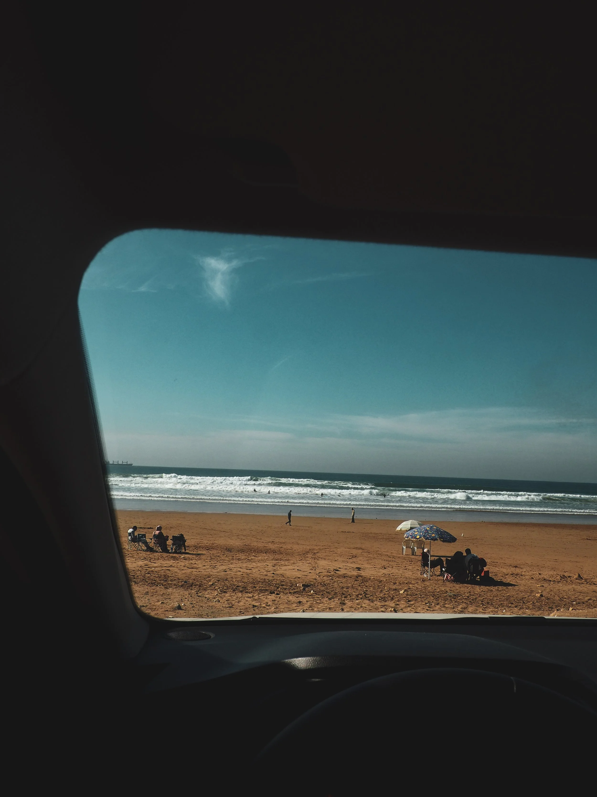 Ausblick aus dem Auto auf den Surfspot in Anza