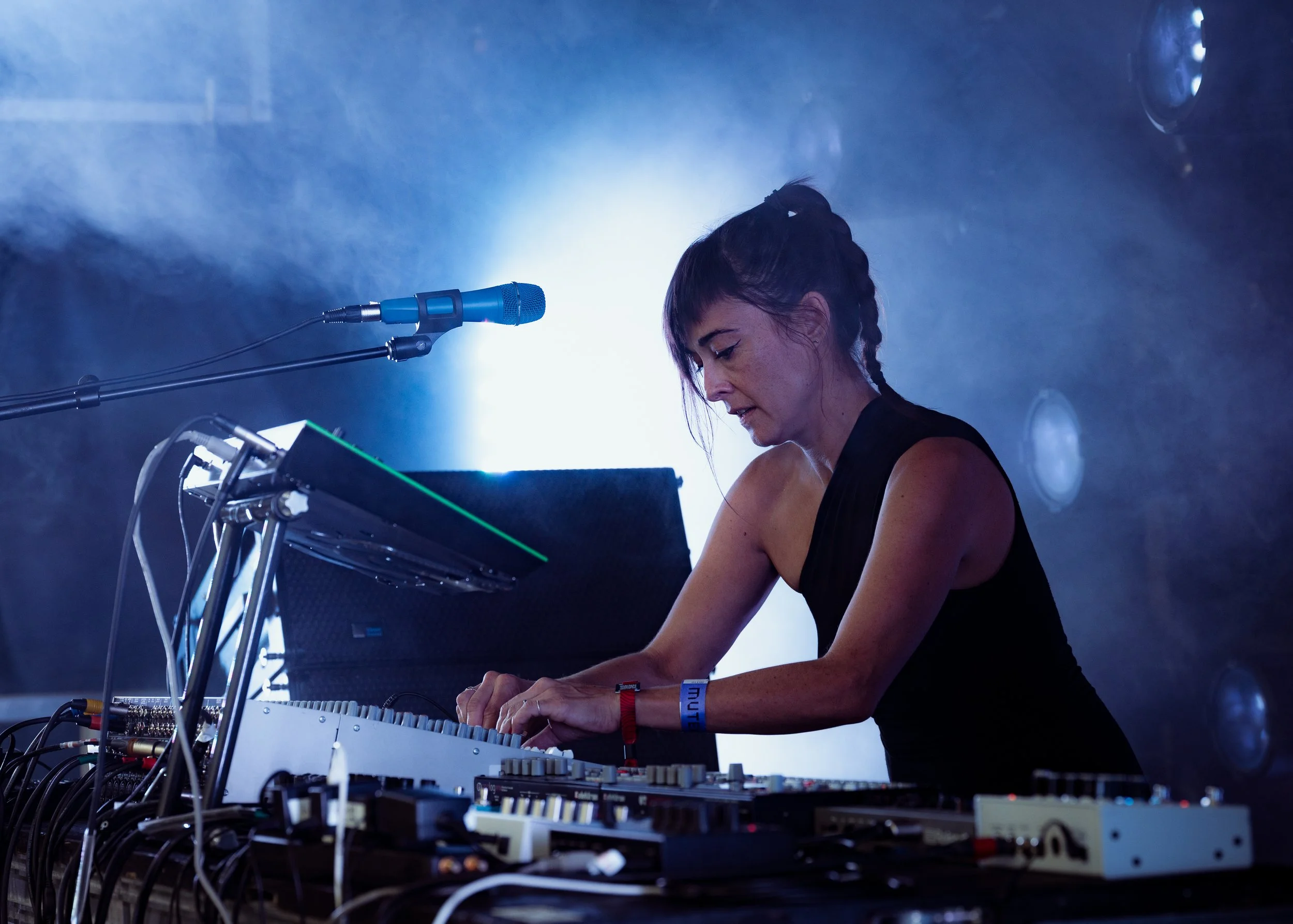 Claire live @ MUTEK 2025. Photo Credit: Nina Gibelin