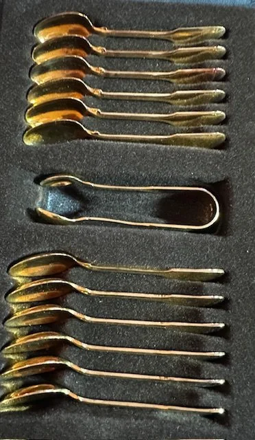 Vergulde mokkalepeltjes en een vergulde suikertang R&B 1970