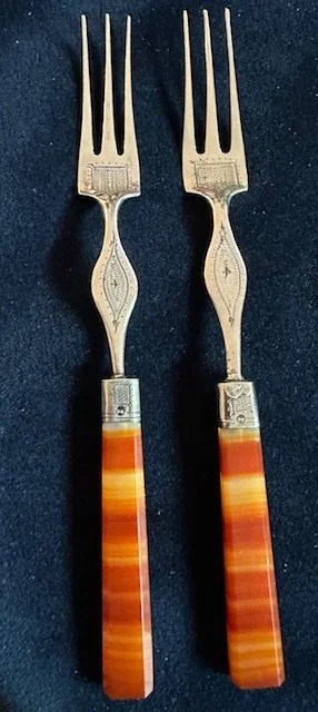 Twee zilveren zuurvorkjes, agaat handvat, Amsterdam 1868
